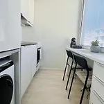 Cityready, Fully Equipped - Prime Location & Transport Connections Apartamento Helsinki