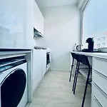 Cityready, Fully Equipped - Prime Location & Transport Connections Apartamento Helsinki