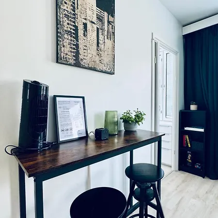 Fully Equipped - Prime Location & Transport Connections דירה *