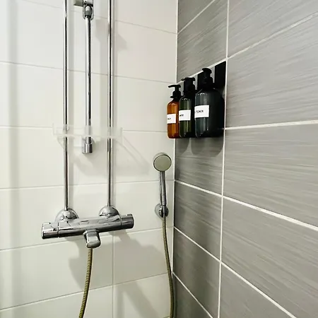 Huoneisto Cityready, Fully Equipped - Prime Location & Transport Connections